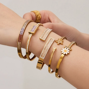 Set de pulseras doradas de acero inoxidable con circones arcoíris y encanto de margarita