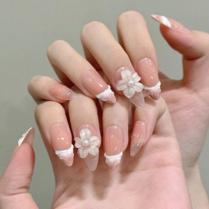 Faux ongles amande longs avec dégradé rose et fleurs 3D ornées de perles
