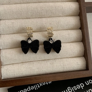 Boucles d'oreilles nœud en velours noir avec placage or et strass étincelants
