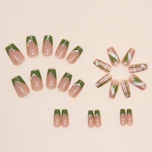Faux ongles ballerine courts verts et nude avec motifs floraux et perles