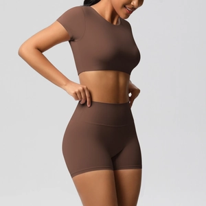 Détail d'un ensemble de yoga sans couture marron café avec haut court et short taille haute