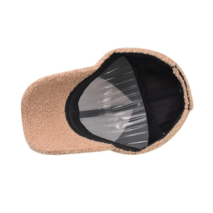 Vista dettagliata dell'interno del cappellino da baseball in pile cammello con supporto