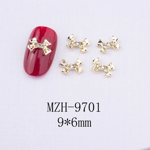 Vue rapprochée de bijou d'ongle nœud doré 9x6mm avec strass pour décoration manucure