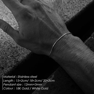 Bracciale minimalista a catena in acciaio inossidabile sul polso in artistico bianco e nero
