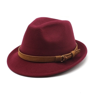Detalle del sombrero de fieltro de lana granate con una elegante banda de cuero marrón