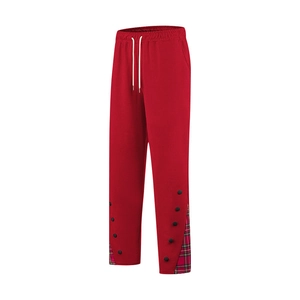 Détail de la taille élastique et de l'empiècement à carreaux rouges sur ce pantalon
