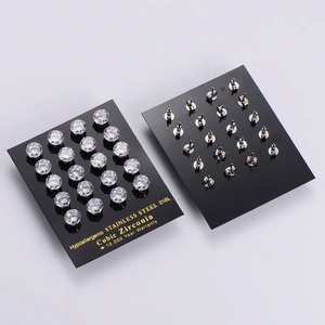 Vues détaillées avant et arrière de boucles d'oreilles en acier 316L et zircone cubique