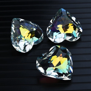 Trois pendentifs cœur en verre cristal AB à facettes avec reflets arc-en-ciel