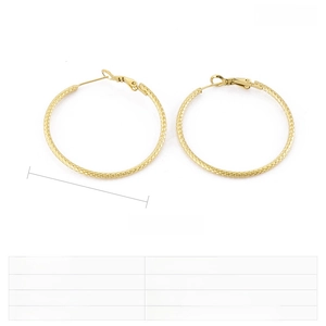 Detailansicht der 50mm goldene Edelstahl-Ohrringe mit Rautenmuster-Prägung