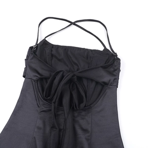 Détail de la robe de soirée en satin noir avec bretelles croisées et laçage au dos nu