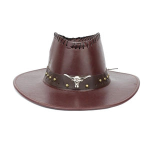 Détail de l'ornement tête de taureau argentée et rivets sur chapeau de cowboy marron