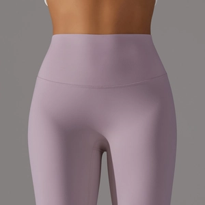 Detail of high-waist lilac yoga leggings featuring seamless stitching and matte fabric texture