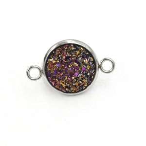 Macro-opname van zilveren ronde sieraden connector met een kleurrijk kristallen centrum