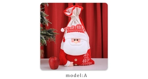 Dettaglio del sacchetto regalo di Natale in maglia con Babbo Natale in rilievo 3D
