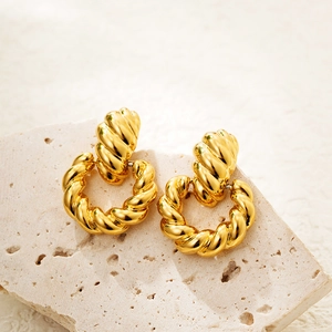 Eleganti orecchini a cerchio intrecciati placcati oro 18K su pietra naturale
