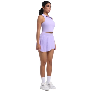 Détail de la jupe plissée lavande et du haut polo sans manches pour tennis et fitness