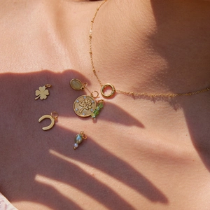 Collana in acciaio inossidabile placcato oro 18K con quadrifoglio e perla su modella