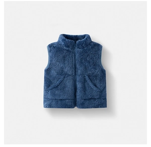 Dettaglio del gilet in peluche blu scuro con colletto dritto e zip frontale
