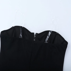 Detailansicht des schwarzen Spitzenbodys mit transparenten Trägern und Verschluss hinten