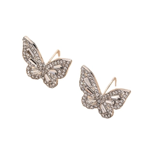 Boucles d'oreilles papillon dorées élégantes avec cristaux de zircon sur fond blanc
