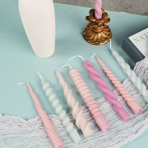 Candele a spirale in colori Morandi per arredamento con texture a onde e stoppino