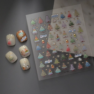 Détail de stickers ongles Noël 5D avec sapins en feuille d'or et motifs de maisons de neige