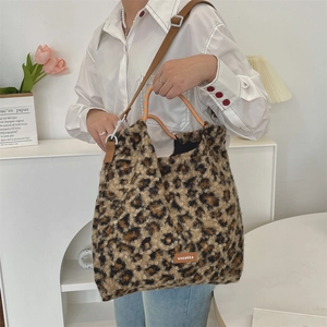 Détail du sac cabas en peluche léopard avec poignée tissée et bandoulière réglable