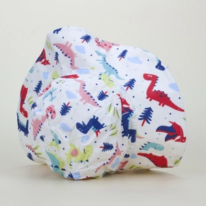 Dettaglio cappello sole bianco per bambini con dinosauri e alberi colorati