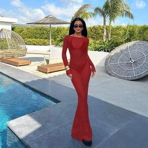 Détail d'une robe longue en maille rouge transparente sur un bikini dans un complexe hôtelier