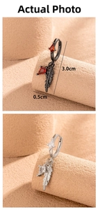 Dettaglio macro degli orecchini a piuma neri e argento con intarsi in zircone romboidale