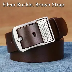 Ceinture homme en cuir marron foncé avec boucle ardillon argentée sur denim bleu