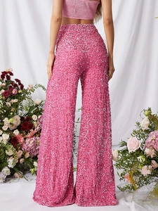 Gros plan sur le pantalon large à paillettes rose vif avec taille haute élégante