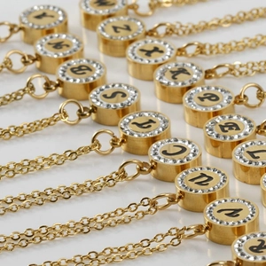 Colliers en acier inoxydable plaqué or 18 carats avec lettres et cristaux brillants