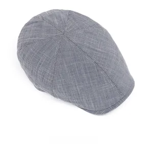 Vue de dessus d'un béret gris vintage montrant la texture détaillée en coton et lin