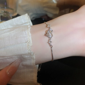 Elegant silver heart and bow bracelet with sparkling zircons and adjustable chain