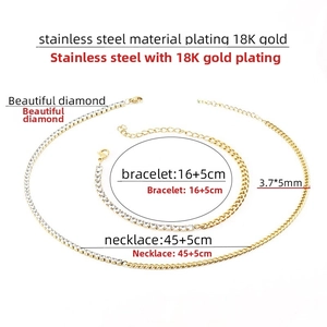 Détail de l'ensemble collier et bracelet en acier inoxydable plaqué or 18 carats