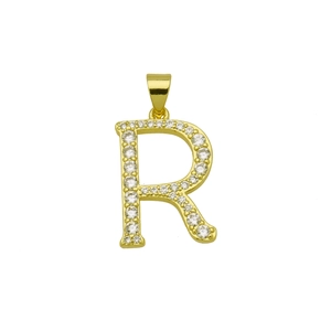 Vue macro d'un pendentif lettre R plaqué or avec zircons étincelants sur fond blanc