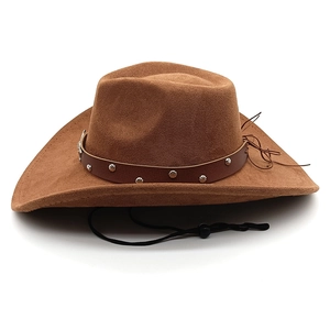Détail d'un chapeau de cow-boy en suédine avec bandeau en cuir et clous argentés