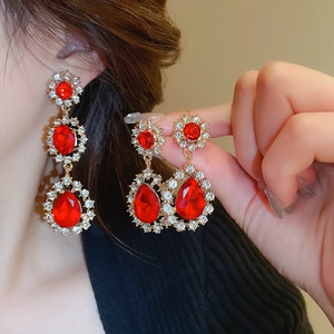 Détail de boucles d'oreilles vintage avec pierres rouges et strass scintillants