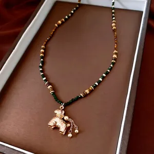 Collier en perles d'œil de tigre plaqué or avec pendentif caniche sur tissu en soie
