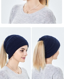 Detail der Strickstruktur der dunkelblauen Ponytail Beanie mit praktischer Öffnung oben