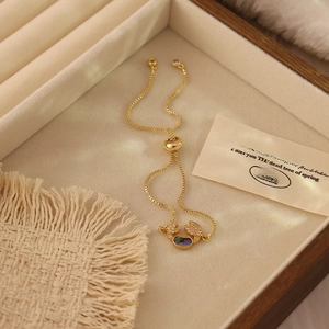 Adjustable 18K gold-plated crab bracelet with colorful shell and zircon detail