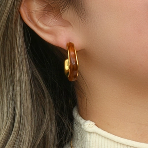 Minimalist C-shaped gold-plated hoop earrings with tortoiseshell resin inlay for women
