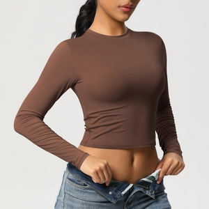 Gros plan d'un crop top marron à manches longues en tissu lisse à haute élasticité
