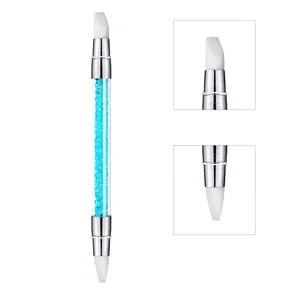 Dettaglio macro della penna in silicone per nail art azzurra con manico in cristallo