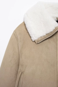 Détails de la veste kaki avec col en polaire blanche et fermeture à glissière en métal
