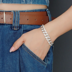 Dettaglio del bracciale a catena cubana in argento S925 con zirconi indossato al polso