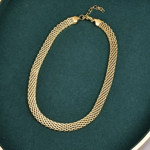 Collana a maglia piatta dorata con trama intrecciata e chiusura a moschettone su velluto