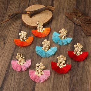 Pendientes bohemios con borlas en forma de abanico en cuatro colores con flores oro