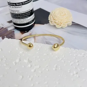 Bracciale rigido aperto minimalista placcato oro 18 carati con estremità in zircone